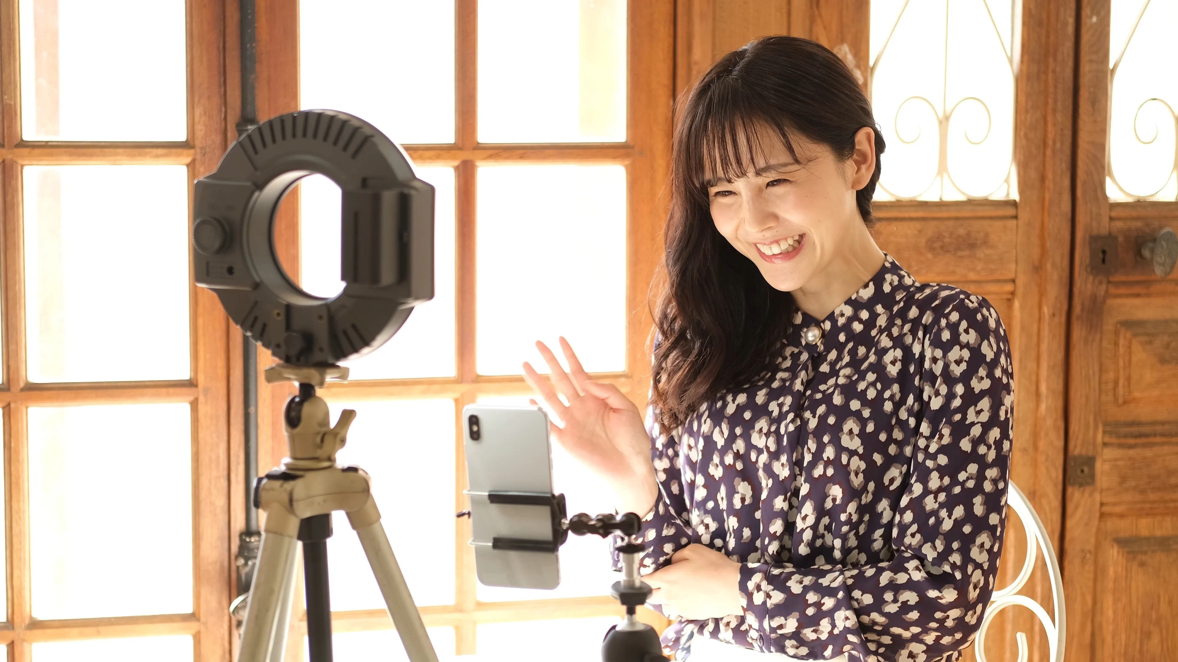 リングライトを使って配信する女性